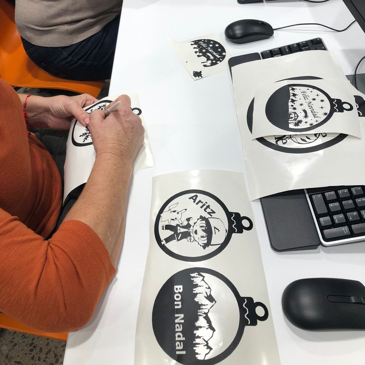 bibcaoliveres's tweet photo. Ens acomiadem del taller de vinil, amb adhesius en forma de bola de Nadal personalitzada 😍

#bibliolabxbm
@bibliotequesxbm
#laboratorisportàtils #crear #talldevinil #tecnologies #bolesdeNadal #CalOliveres #LliçàdAmunt #bibliotequesvo #bibliotequesxbm #bibliotequescat https://t.co/drS2hBawt7