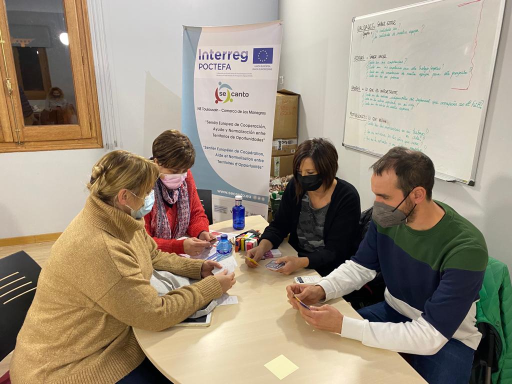 interregsecanto's tweet photo. 🇪🇺Gracias al proyecto #POCTEFA @interregsecanto , continúan formándose en Los #Monegros profesionales de la inclusión para aprender a utilizar la innovadora herramienta “Le Fil à Bascule” con su creadora Elodie Herquel 
📷Ayer se impartió la segunda jornada formativa👇 https://t.co/jcDA3ndN2A