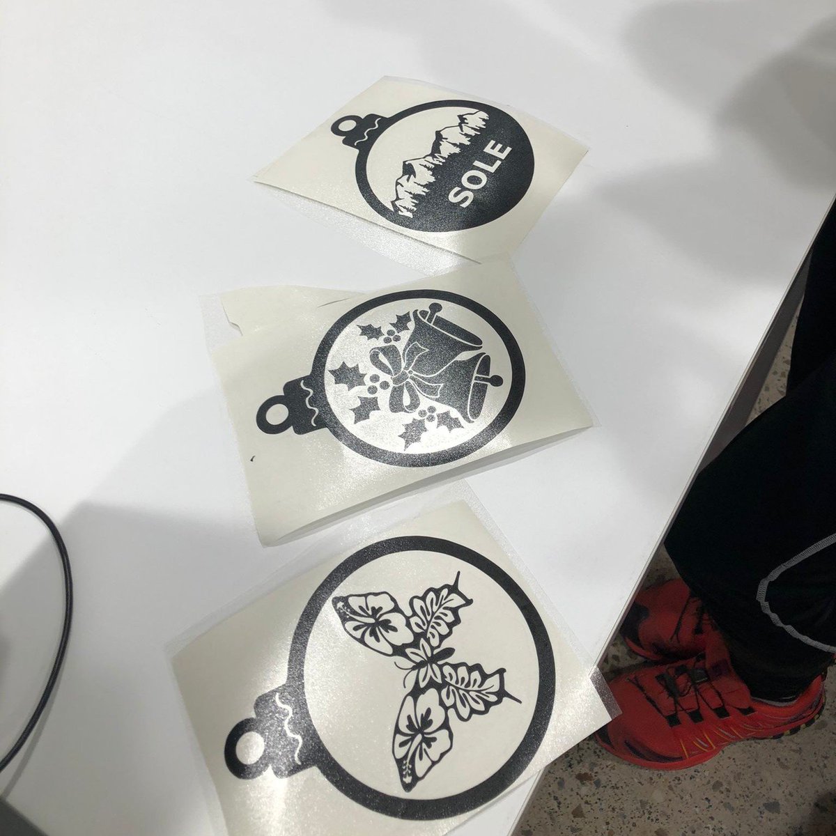 bibcaoliveres's tweet photo. Ens acomiadem del taller de vinil, amb adhesius en forma de bola de Nadal personalitzada 😍

#bibliolabxbm
@bibliotequesxbm
#laboratorisportàtils #crear #talldevinil #tecnologies #bolesdeNadal #CalOliveres #LliçàdAmunt #bibliotequesvo #bibliotequesxbm #bibliotequescat https://t.co/drS2hBawt7