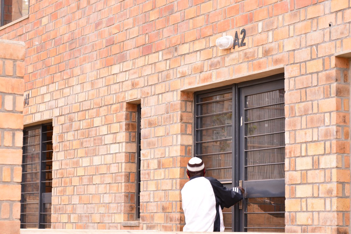 CityofKigali's tweet photo. Muri uyu mushinga, abaturage batanga ubutaka bwabo bukubakwaho inyubako bifuza hakurikijwe agaciro k'ubutaka batanze ndetse bagatanga ibitekerezo by'uko zizaba zimeze kugira ngo zizabagirire akamaro. 2/3 https://t.co/BHYgyRwBMJ