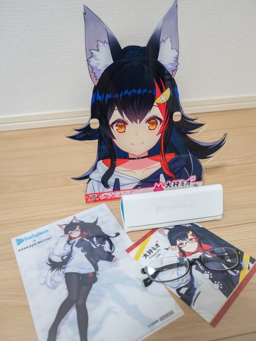 ミオちゃん眼鏡届きもうしたぁ～～
眼鏡かけたときフェイクウッド加工の感触?がとてもいいです😊
 #ミオかわいい
 #執事眼鏡 