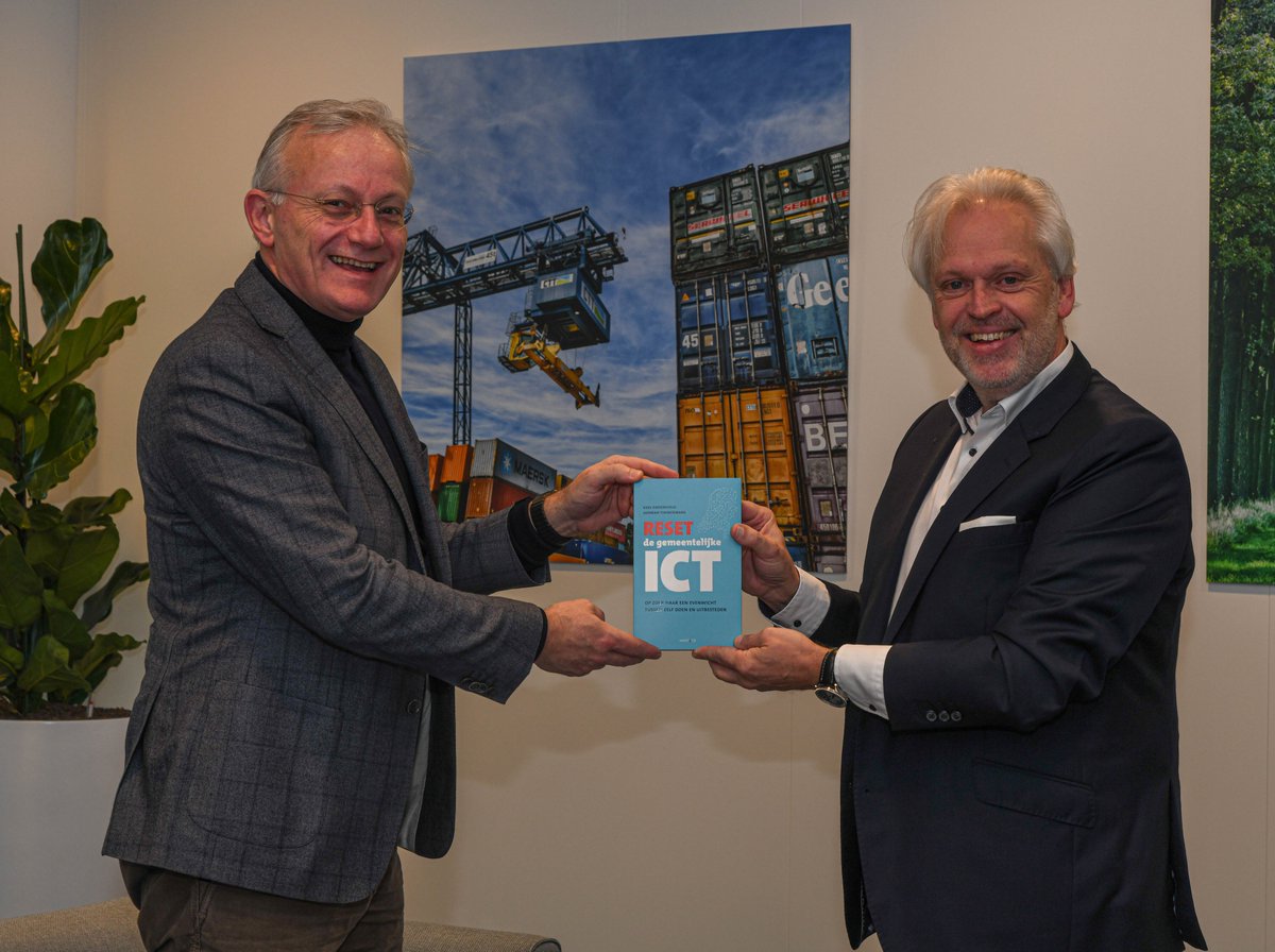 Vandaag het boek 'Reset de Gemeentelijke ICT' overhandigd aan <a href="/arjengerritsen/">Arjen Gerritsen</a>. ICT is immers cruciaal voor ondersteuning van processen. Op ictleveranciersmanagement.nl/blog is zijn voorwoord in ons boek te downloaden. <a href="/tubantia/">Tubantia</a> <a href="/especialisten/">eSpecialisten B.V.</a> #ict #leveranciersmanagement