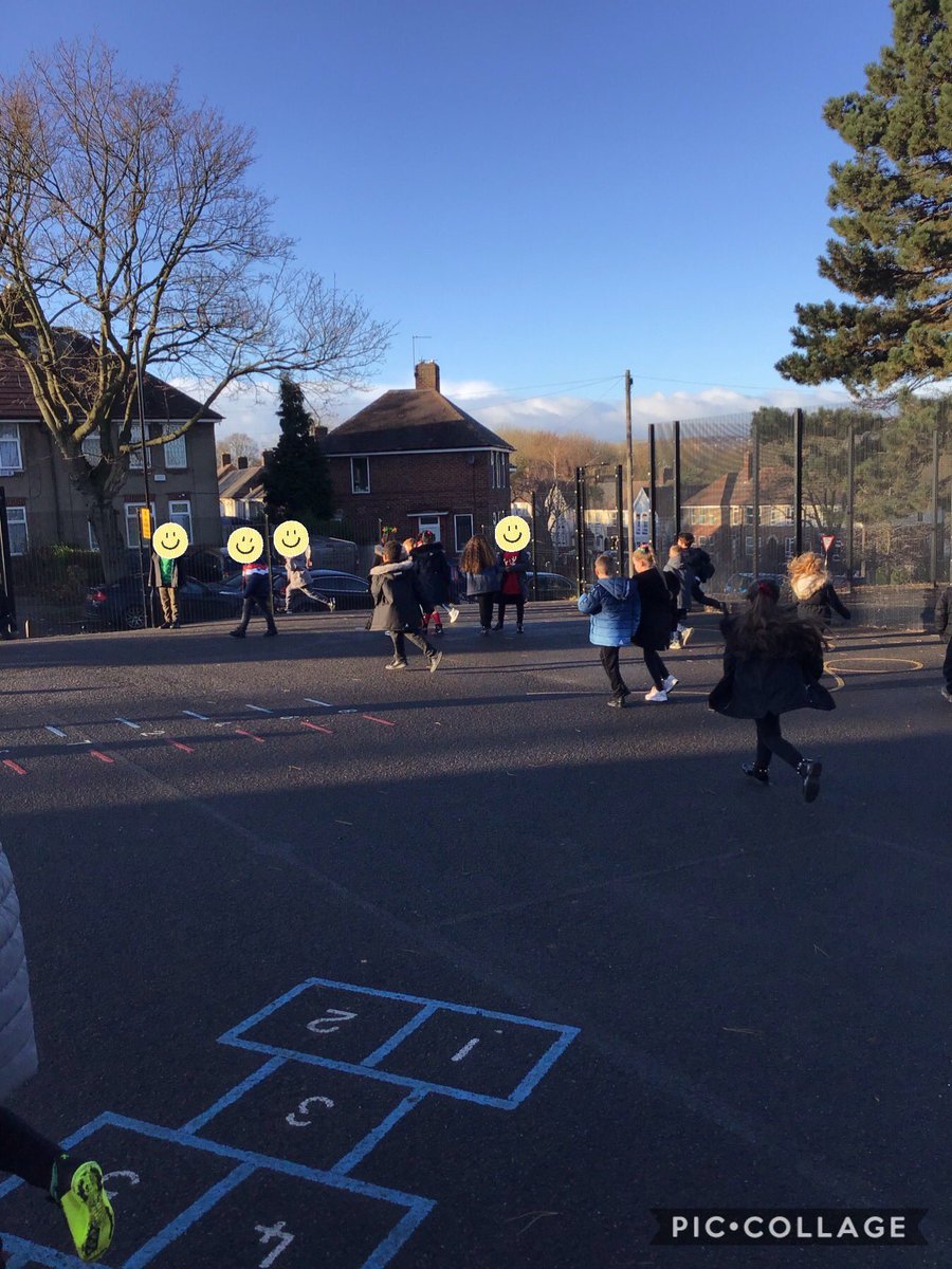 MissWatkinsG's tweet photo. Year 3 on the Santa Dash this morning! 🎅🎄
⁦@HBMissJones1⁩  ⁦@HBMissKemp⁩  ⁦@YourSchoolGames⁩ ⁦@HartleyBrookPri⁩  
#Santasmiles #SantaDash https://t.co/9woqWbdEJC