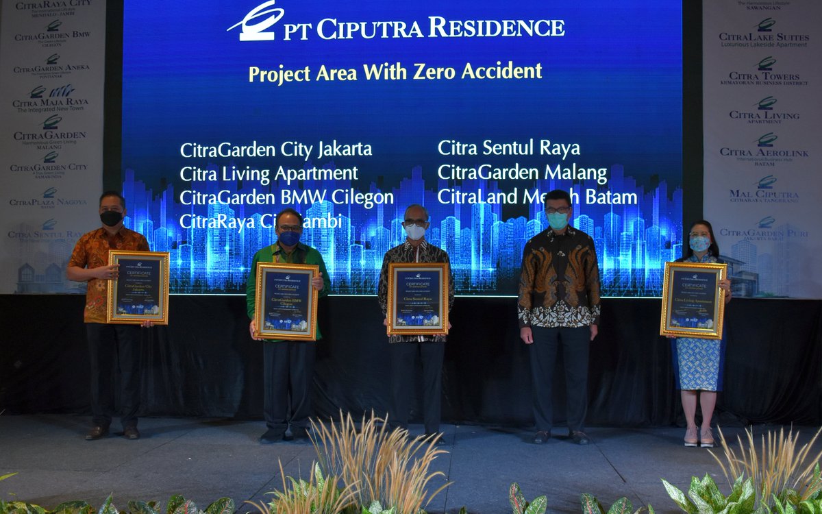 Citra_Lake's tweet photo. Grup Ciputra melalui PT Ciputra Residence menggelar acara "HSE Award 2021" sebagai salah satu bentuk komitmen atas penerapan sustainability development. https://t.co/ZmzYjptIi1