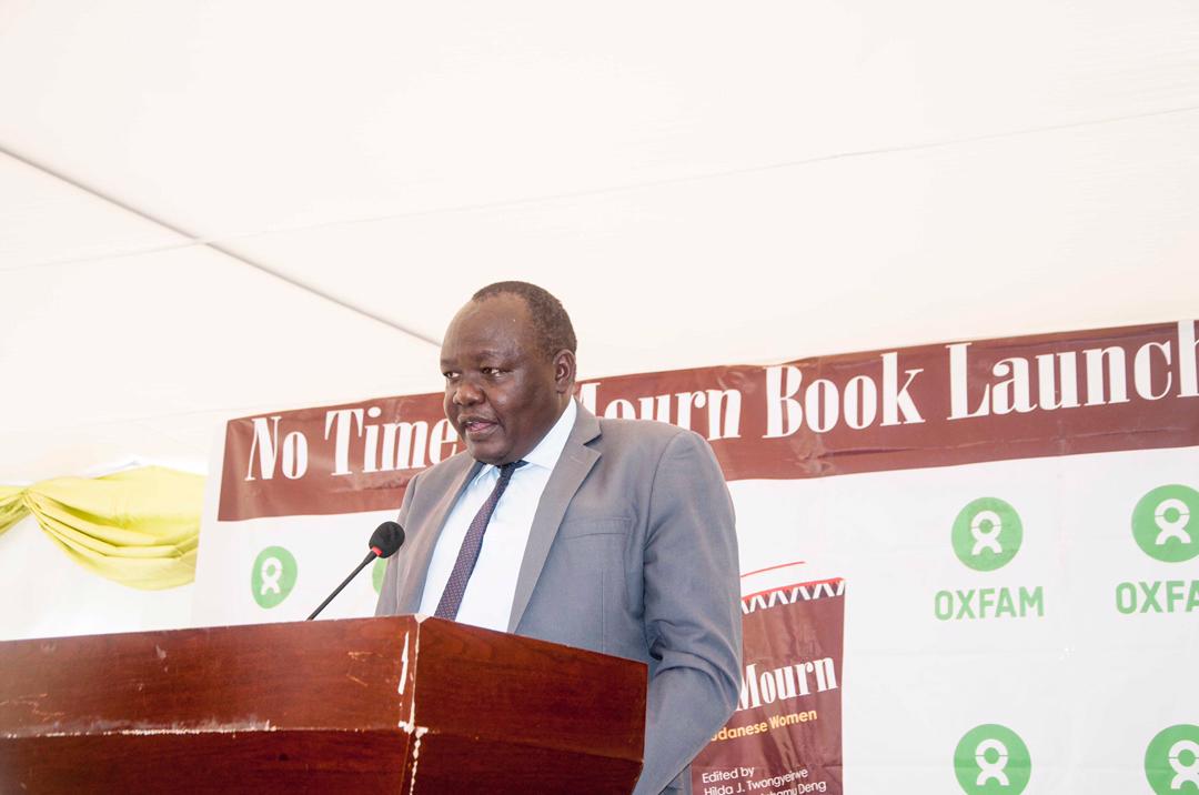 OxfaminUganda's tweet photo. We need to mentor, train & coach young women from both refugee settlements and host communities to become good literature writers. Books are also a source of income, livelihood & sharing- Solomon Osakan, chief guest & Refugee Desk Officer @OPMUganda #NoTimetoMourn #LastingChange https://t.co/cNlo4u28dq