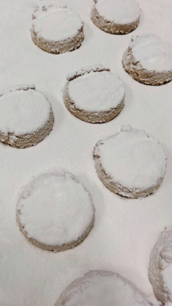 Sinceridad ante todo... a día 10 de diciembre, ¿cuántos polvorones os habéis comido ya? 🤣🤣

Nuestro tradicional polvorón artesano ya está disponible para los envíos nacionales en gallofa.com