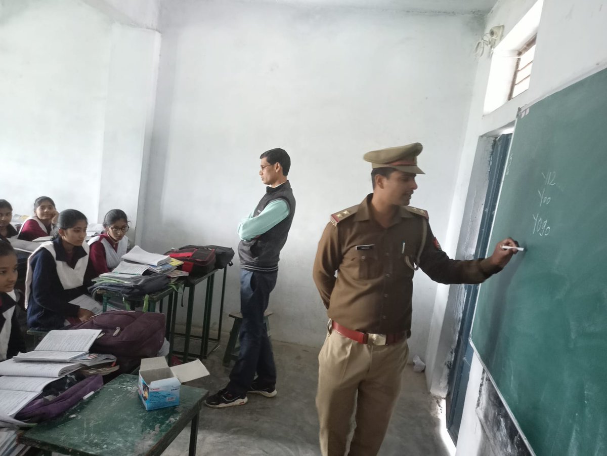 KanpurOuterpol's tweet photo. #मिशन_शक्ति_फेज_3
#SpKanpurOuter के निर्देशानुसार अभियान के तहत थानाक्षेत्र सजेती में उ0नि0अभिषेक दुबे ने म0का0-प्रतिभा आर्या व अन्य हमराहीगणों के साथ स्कूल की छात्राओं को महिला सुरक्षा सम्बन्धी हेल्पलाइन नम्बर 1090, 112 ,181 आदि के बारे में जागरुक किया। https://t.co/CIRX7AF2CS