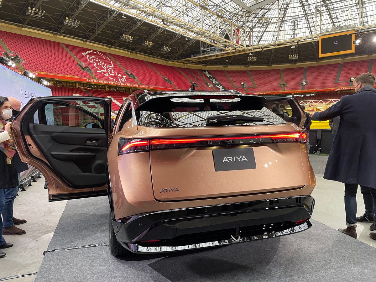 De presentatie van de gloednieuwe nieuwe Nissan ARIYA! #ariya #ajax