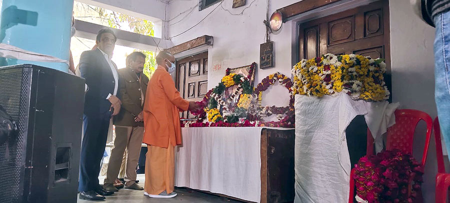 myogiadityanath's tweet photo. कुन्नूर, तमिलनाडु में हेलीकॉप्टर दुर्घटना में दिवंगत हुए माँ भारती के वीर सपूत विंग कमांडर श्री पृथ्वी सिंह चौहान जी के पैतृक आवास पहुंचकर उन्हें श्रद्धांजलि दी व परिजनों से भेंट की।

प्रदेश सरकार परिजनों के साथ है।

परमपिता शोकाकुल परिजनों को यह दारुण दु:ख सहन करने की शक्ति दें। https://t.co/Pp9WdwBanY