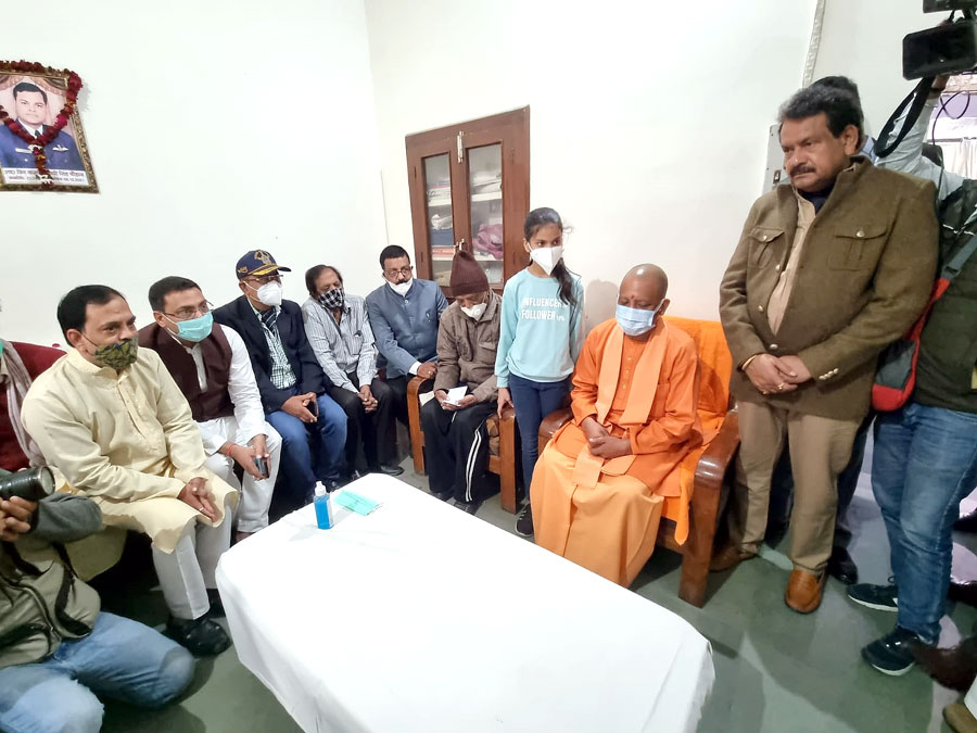 myogiadityanath's tweet photo. कुन्नूर, तमिलनाडु में हेलीकॉप्टर दुर्घटना में दिवंगत हुए माँ भारती के वीर सपूत विंग कमांडर श्री पृथ्वी सिंह चौहान जी के पैतृक आवास पहुंचकर उन्हें श्रद्धांजलि दी व परिजनों से भेंट की।

प्रदेश सरकार परिजनों के साथ है।

परमपिता शोकाकुल परिजनों को यह दारुण दु:ख सहन करने की शक्ति दें। https://t.co/Pp9WdwBanY