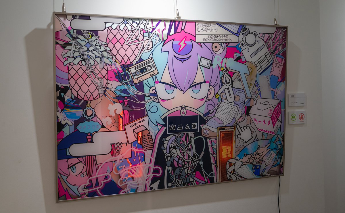 「透明感のあるアクリルを額装した1m超の大型作品や、鏡面に印刷した特別仕様の作品も」|寺田てらのイラスト