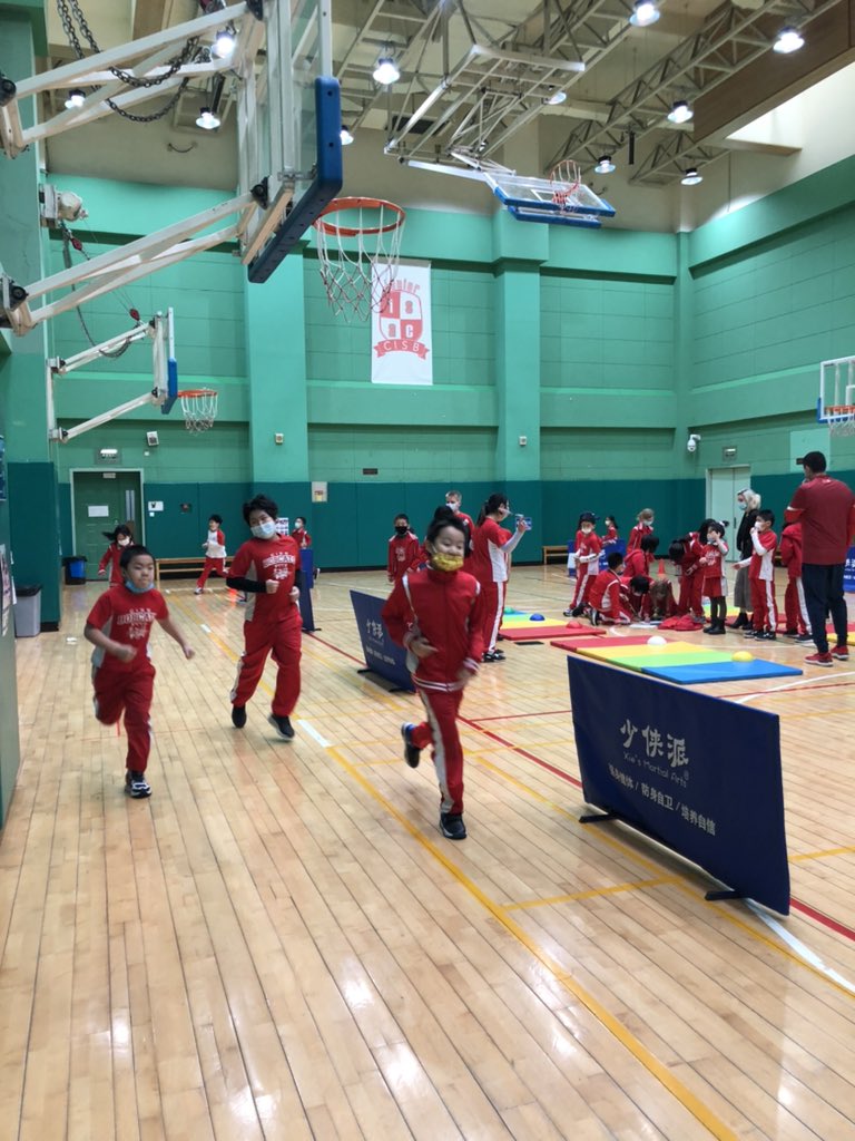 schmudkr's tweet photo. Our P.E. teacher did an amazing job  at allowing G5 students to be leaders to the G3 students! They led fitness tests &amp; recommended workouts to improve cardiovascular and muscular endurance and flexibility! #transdisplinary #myCISB #pyp https://t.co/DIhJL6McXx