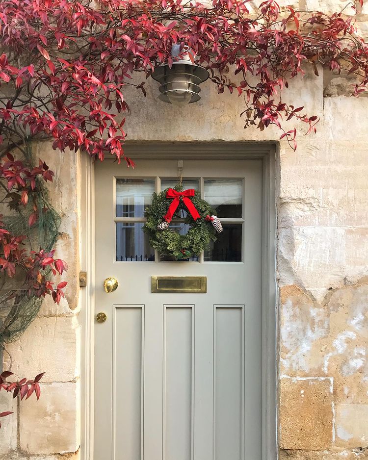 DiscoverGlos's tweet photo. A cute little wreath and a cottage are looking very festive 🎄✨

Do you buy your wreath or make your own? Comment below 👇 and tag us on your pictures 🤗

📸 credit @bakerscottage17 📍Minchinhampton

#Christmas #WreathsOfInstagram #ChristmasWreath https://t.co/rg4aKtmtBn
