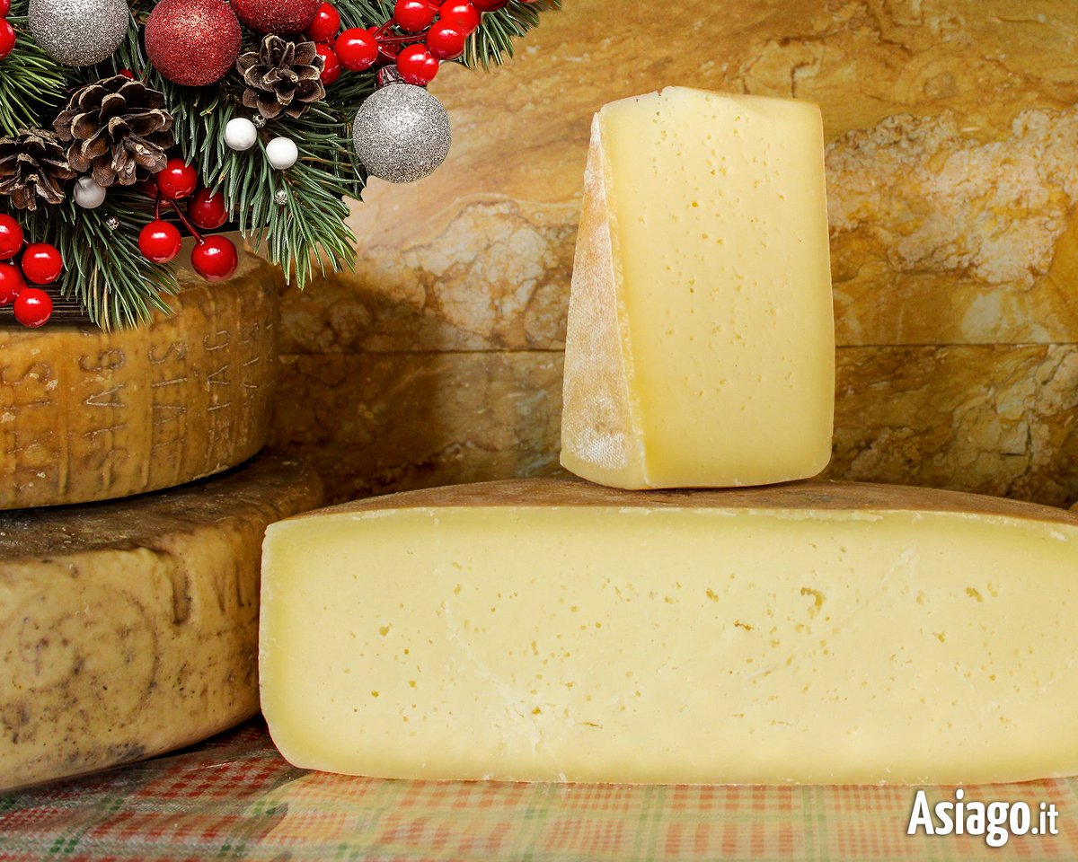 AsiagoIt's tweet photo. Il #formaggio ASIAGO DOP sta bene dappertutto... anche sotto l'albero come gustosa e gradita idea per i #regalidinatale... 🧀🎄😉
Punti vendita sull'Altopiano > https://t.co/2LzvAOoLlg
#asiagodop #asiagocheese #Asiago #Asiagoit #altopianodiasiago https://t.co/K1qOMyUoTV