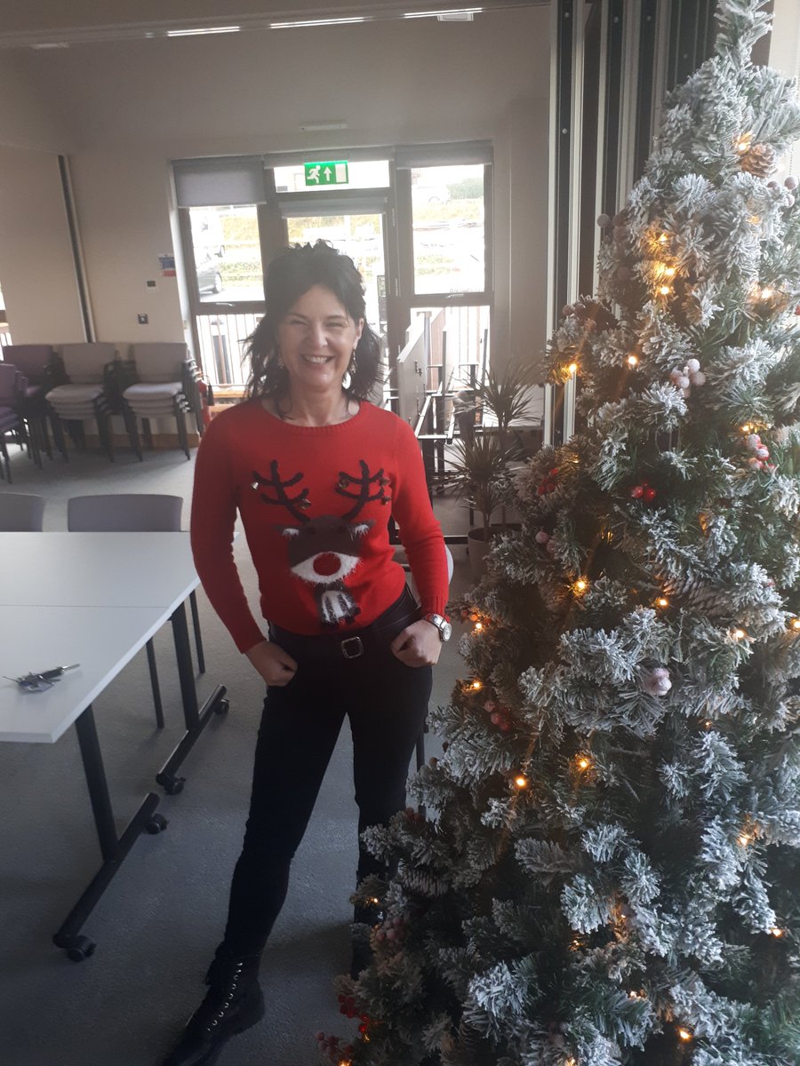 Ma Creuddyn yn dathlu Diwrnod Siwmper Nadolig !! Rhowch rodd os gallwch chi: savethechildren.org.uk
#DiwrnodSiwmperNadolig #taibarcud 

Creuddyn is celebrating Christmas Jumper Day!! And it's Creuddyn's first Christmas too!! #ChristmasJumperDay