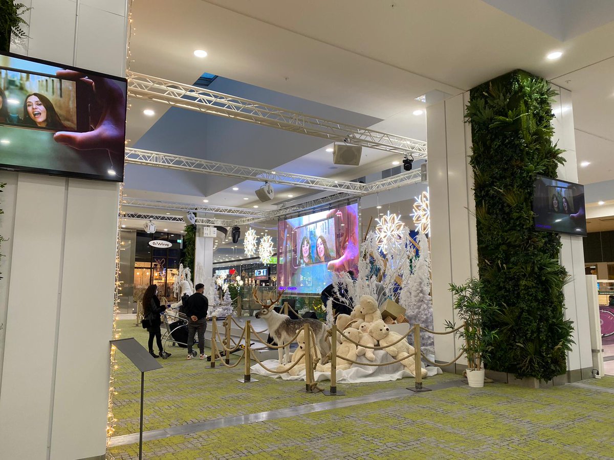 AnneEtchegoyen1's tweet photo. #surscene J'ai rencontré le Père Noël accompagné de la Mère Noël lors de mon concert sur la scène du centre @ametzondoshopping. Je leur ai donné ma liste, on a plus qu'à attendre le jour J ! La vôtre est prête aussi ? 🙊🎅🏼🎄
Merci @ametzondoshopping pour cet accueil ! https://t.co/mfD7s4ebCW