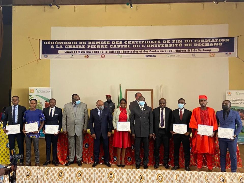 BoissonsduCMR's tweet photo. Les ingénieurs agronomes de la #ChairePierreCastel au #Cameroun ont reçu leurs certificats de fin de formation le lundi 29 novembre 2021.

Fin d'une 1ère année d'activités pilotée par la FASA de l'@Univ_Dschang en collaboration avec #GroupeSABC https://t.co/2ybtyhjEzt