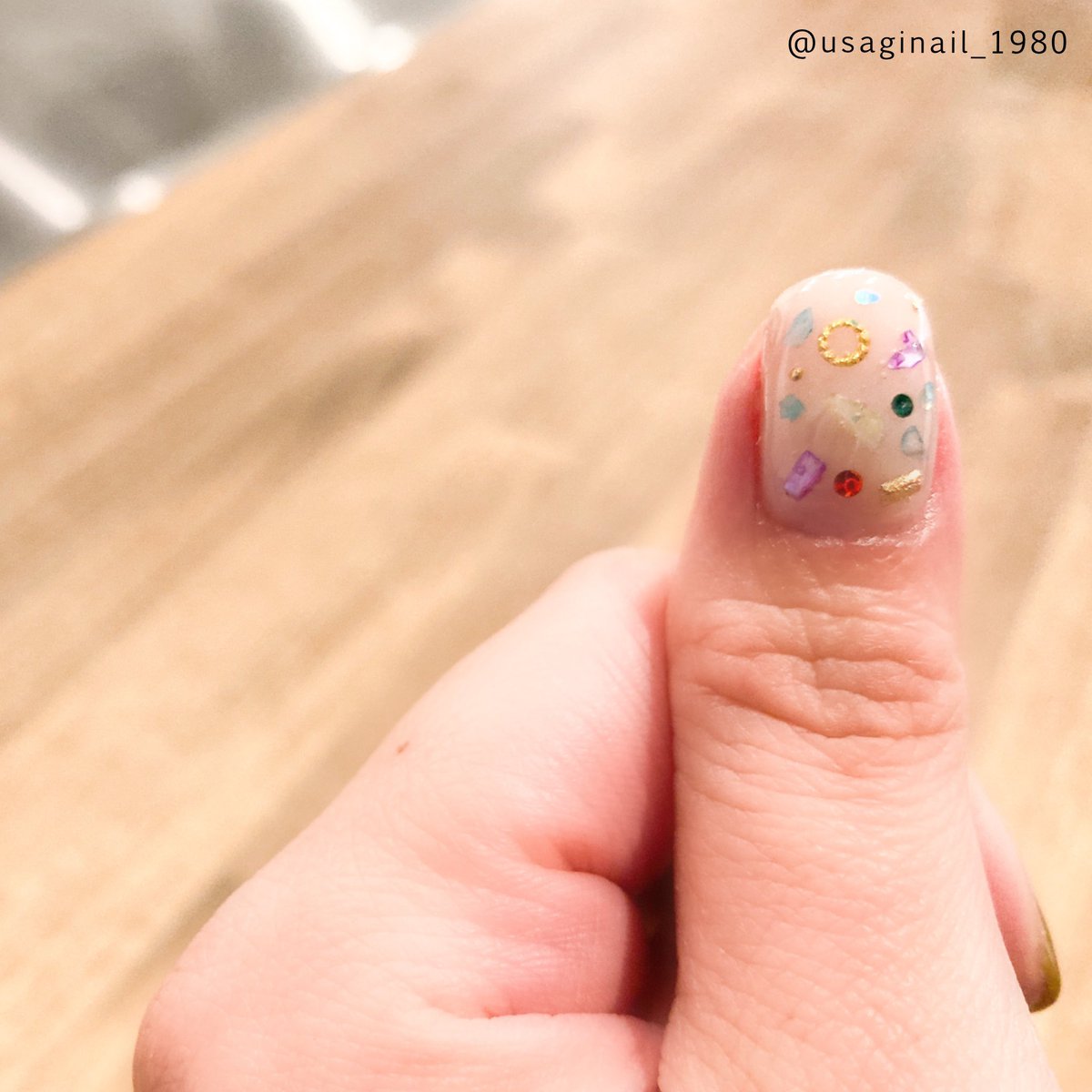 usaginail's tweet photo. 合間の時間で、自爪に今月のシーズンネイルしてみた🧸𖤐⡱

ちっちゃいパーツをたくさん置いて
宝石箱みたいなデザインにしてみました·͜· 

#新小岩 
#新小岩ネイルサロン
#クリスマス
#クリスマスネイル https://t.co/nxEucriX3B