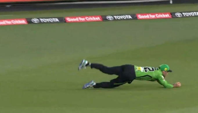 FlashCric's tweet photo. Partnership broken!!  Billings gone for 43 (31). Good catch from Maxwell.

#Thunder - 118/3 needing 48 runs off 35 balls.

LIVE COMMS:
👉https://t.co/Kfu27fXZGN👈

#STAvTHU|#BBL11 https://t.co/YmysyvdkFl