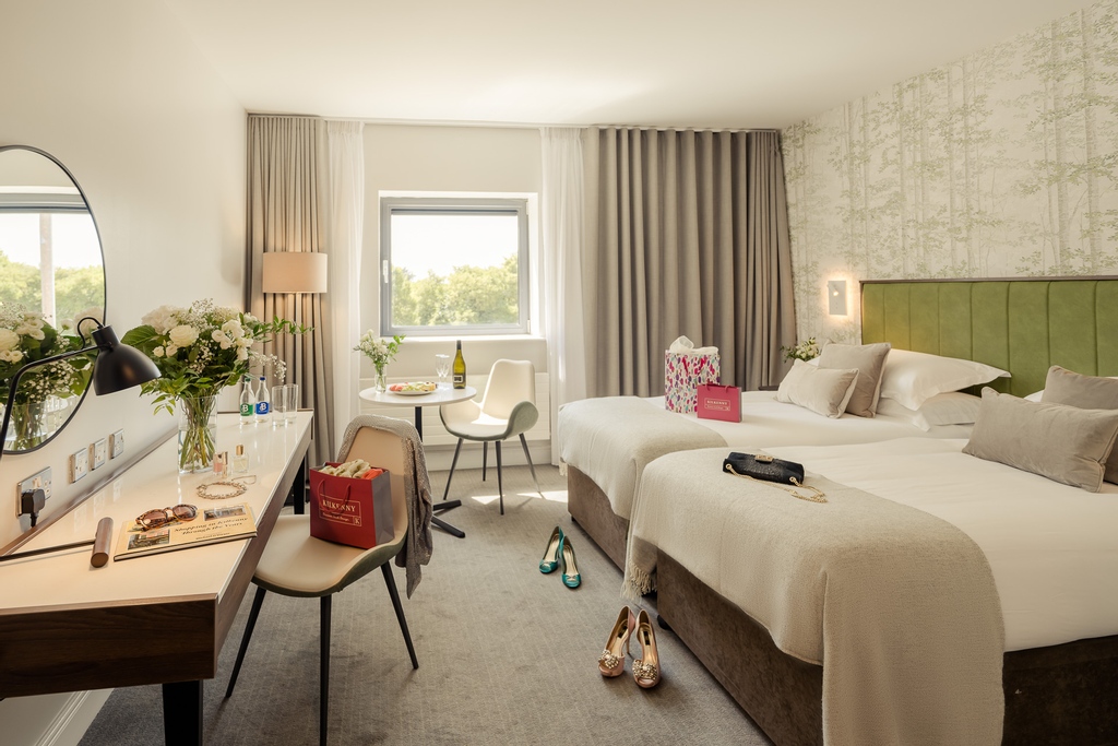 Pack your bags 🧳 &amp; book direct 📱 to stay at the Hoban Hotel Kilkenny ✨
✔️ ALWAYS €10 CHEAPER 
✔️ COMPLIMENTARY DRINK 
✔️ FREE CANCELLATION 
✔️ LOYALTY PROGRAMME 
#Kilkenny | #KeepDiscovering | #KilkennyHotel | #MoretoExplore