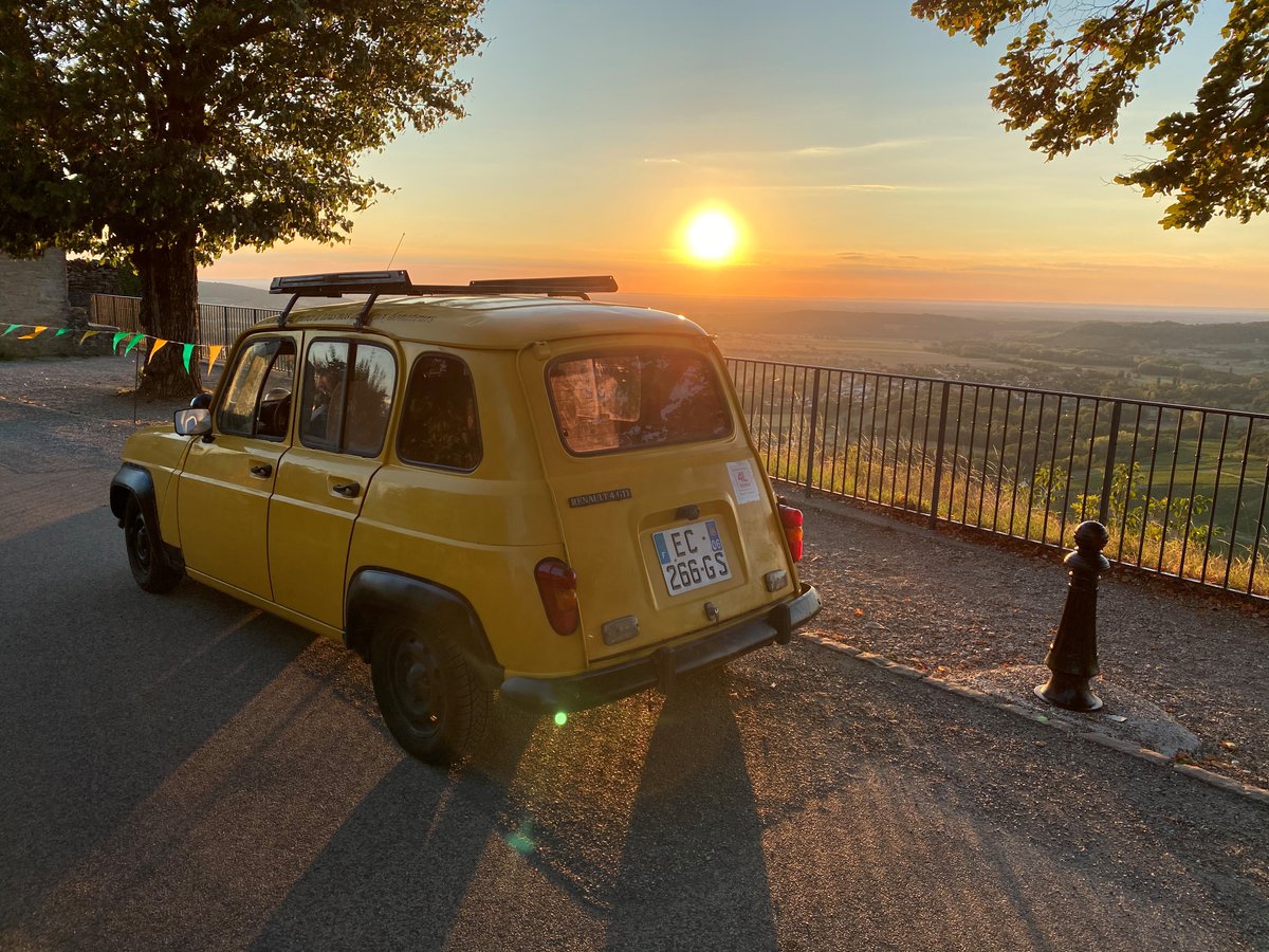 dent4l's tweet photo. Le bolide ? Une 4L, qui sera notre lieu de vie pendant 10 jours dans le désert. 3/4 https://t.co/1pR1yzxSiS