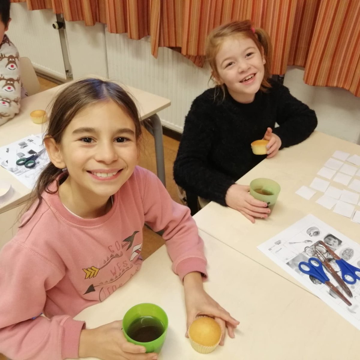 Groep 5 sluit met Engels het blok Food and drinks af met een mini high tea en Engelse spellen.