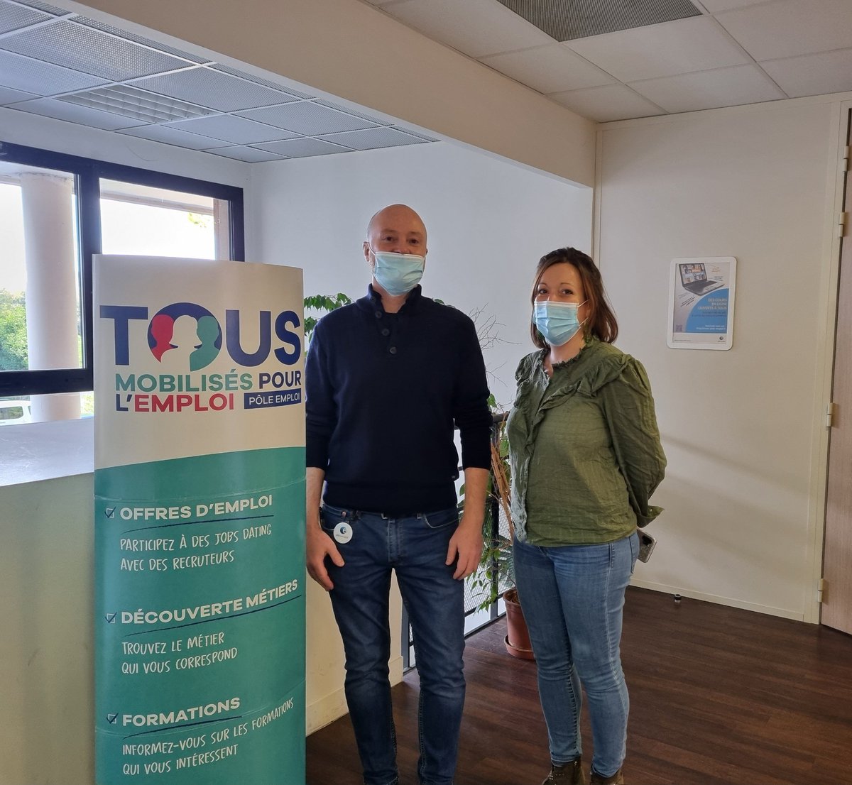 ChrisMASSART13's tweet photo. #tousmobilise: @pe_marseille10 ce matin @SlitiAstrid et Stéphane ont reçu une quinzaine de demandeurs pour leur présenter le métier de #conseiller à l'#emploi. Beaucoup d'intérêt des participants 👏👏. Retrouvez toutes nos offres sur https://t.co/mm9PaCR9RH https://t.co/z8LA5rjEaH