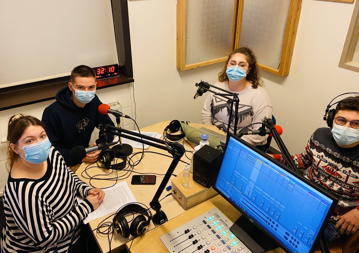 Clap de fin pour la partie radio du cours de journalisme européen. Accompagnés par @AnneSoBkx , les étudiants enregistrent les émissions qui sont diffusées en direct sur <a href="/LouiZRadio/">LouÏZ</a> . Merci à toute l'équipe pour son investissement! Podcasts à retrouver sur tinyurl.com/2p8frdp5
