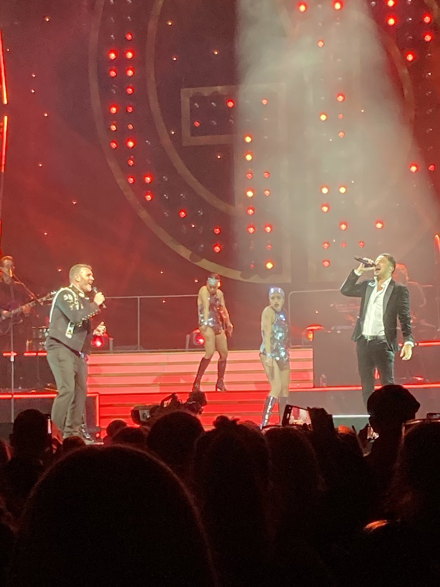 chellisa78's tweet photo. What an amazing night watching @GaryBarlow and @MrPeterAndre on stage in Manchester.  @GaryBarlow your effortless piano playing on the b stage blew me away. https://t.co/ELD6D9Aq7g