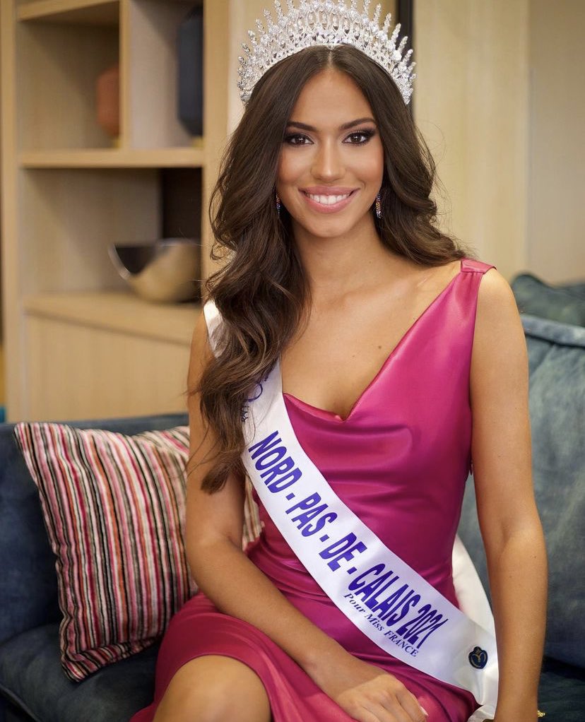 mligcerty's tweet photo. Je vous présente votre futur Miss France 😌 #MissFrance2022 https://t.co/SPhNwB9SJU
