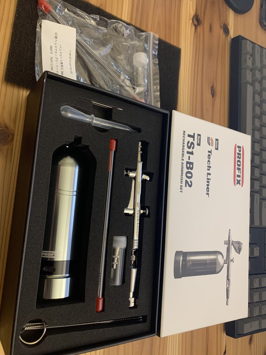 John_mokei's tweet photo. 初のエアブラシが届きました!
カッコいいー!グレーの在庫待ちしてほんとよかった。思ったよりコンプレッサーが小さい!
#profix
#TechLiner https://t.co/RmTDkb11xM