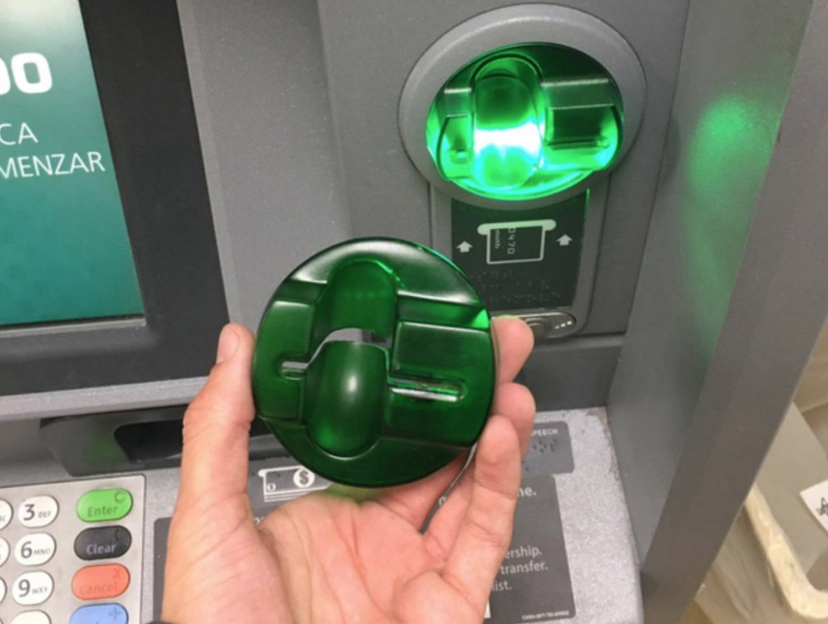 policia's tweet photo. Al retirar #dinero del cajero💳⤵ 

1⃣Comprueba que no haya sido manipulado

2⃣Tapa el teclado mientras marcas el PIN

3⃣Desconfía de la ayuda de terceras personas

4⃣Si observas algo extraño informa a tu banco o llama al 📱091 

#Skimming https://t.co/lxvl3n9ZAG