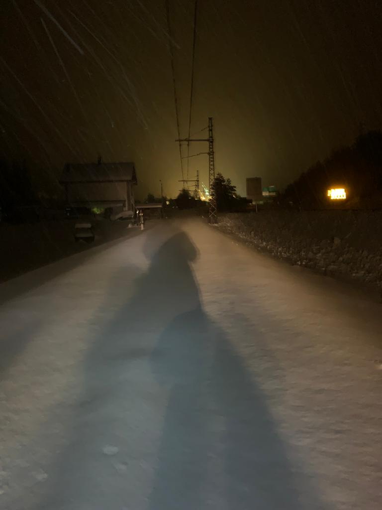 La nuit, les lignes de montagne sont parcourues par de drôles de trains afin de dégager la voie de son épais manteau neigeux.
Les agents de <a href="/SNCFReseau/">SNCF Réseau</a> et <a href="/SNCFVoyageurs/">SNCF Voyageurs</a> travaillent ensemble pour votre sécurité 🤜🤛
#CalendrierDeLavent de <a href="/LaTeamTrain/">La Team Train</a>
#J10