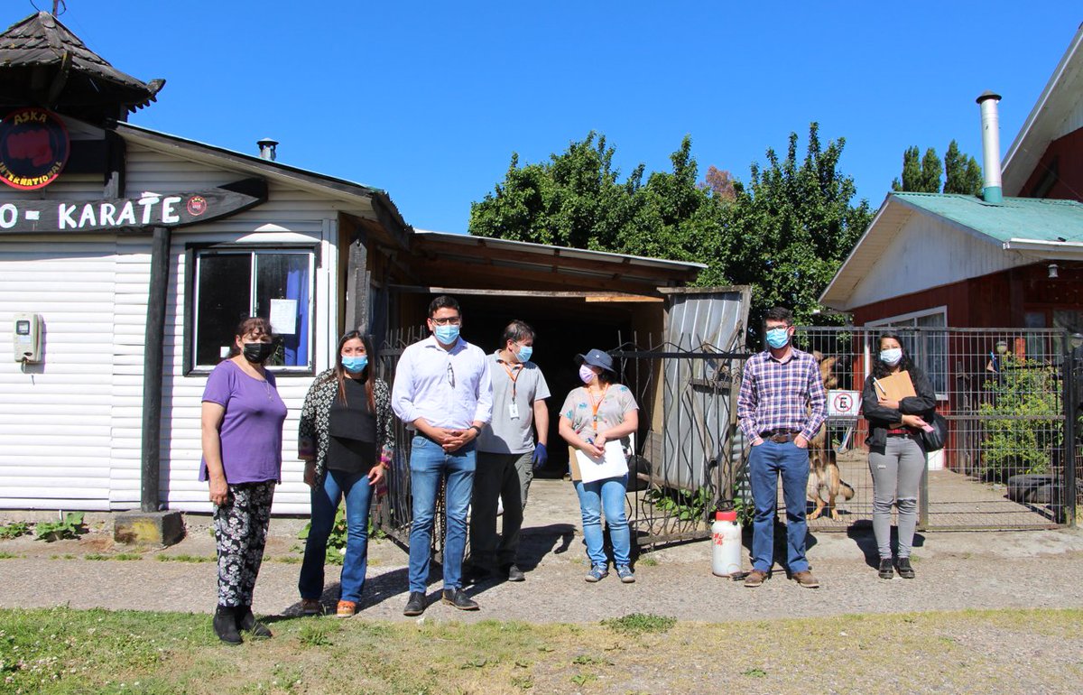 MDSAysen's tweet photo. Seremi (S) @SebastianBarra encabezando entrega de materiales a familias de #PuertoAysén que son parte del #ProgramaAutoconsumo, que contribuye a aumentar la disponibilidad de alimentos saludables para los participantes, junto a @Fosis_Aysen y @MuniAysen 🇨🇱 https://t.co/NJUlTdhBm2