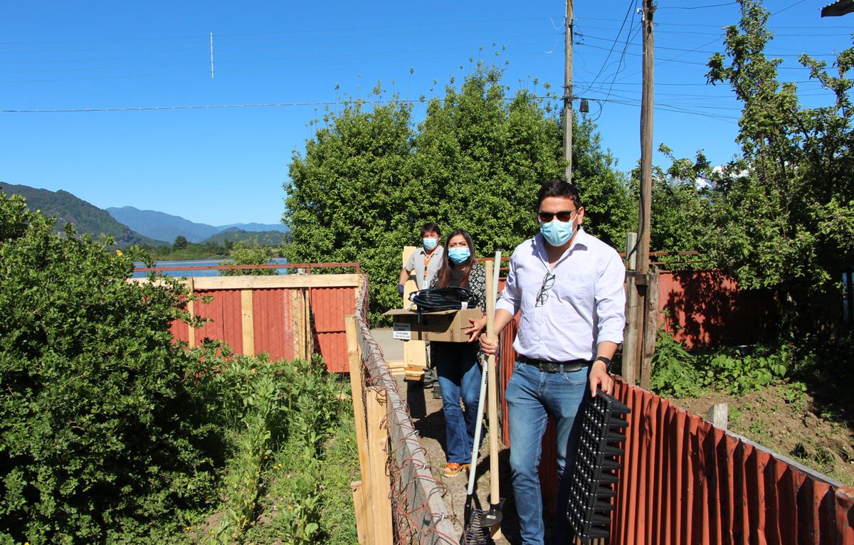 MDSAysen's tweet photo. Seremi (S) @SebastianBarra encabezando entrega de materiales a familias de #PuertoAysén que son parte del #ProgramaAutoconsumo, que contribuye a aumentar la disponibilidad de alimentos saludables para los participantes, junto a @Fosis_Aysen y @MuniAysen 🇨🇱 https://t.co/NJUlTdhBm2