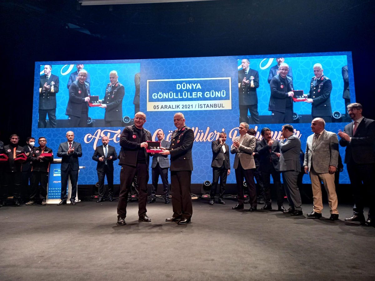 AfadKarabuk's tweet photo. 5 ARALIK DÜNYA  GÖNÜLLÜLER  GÜNÜNDE  MÜDÜRLÜĞÜMÜZE ÖDÜL  VERİLMİŞTİR. https://t.co/kIMPu0yJ0M