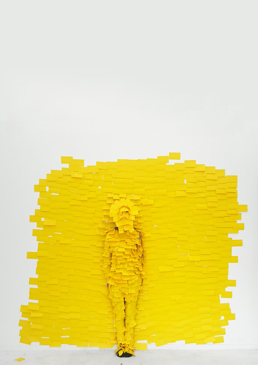 Zondag 12 december staat kunstenaar Pareskevi Frasiola/ The invisible artist met een performance en een zelfgemaakt kostuum bij Museum Perron Oost. 
Het programma is online te volgen en start om 15.00 uur via onderstaande link. 
twitch.tv/artoost