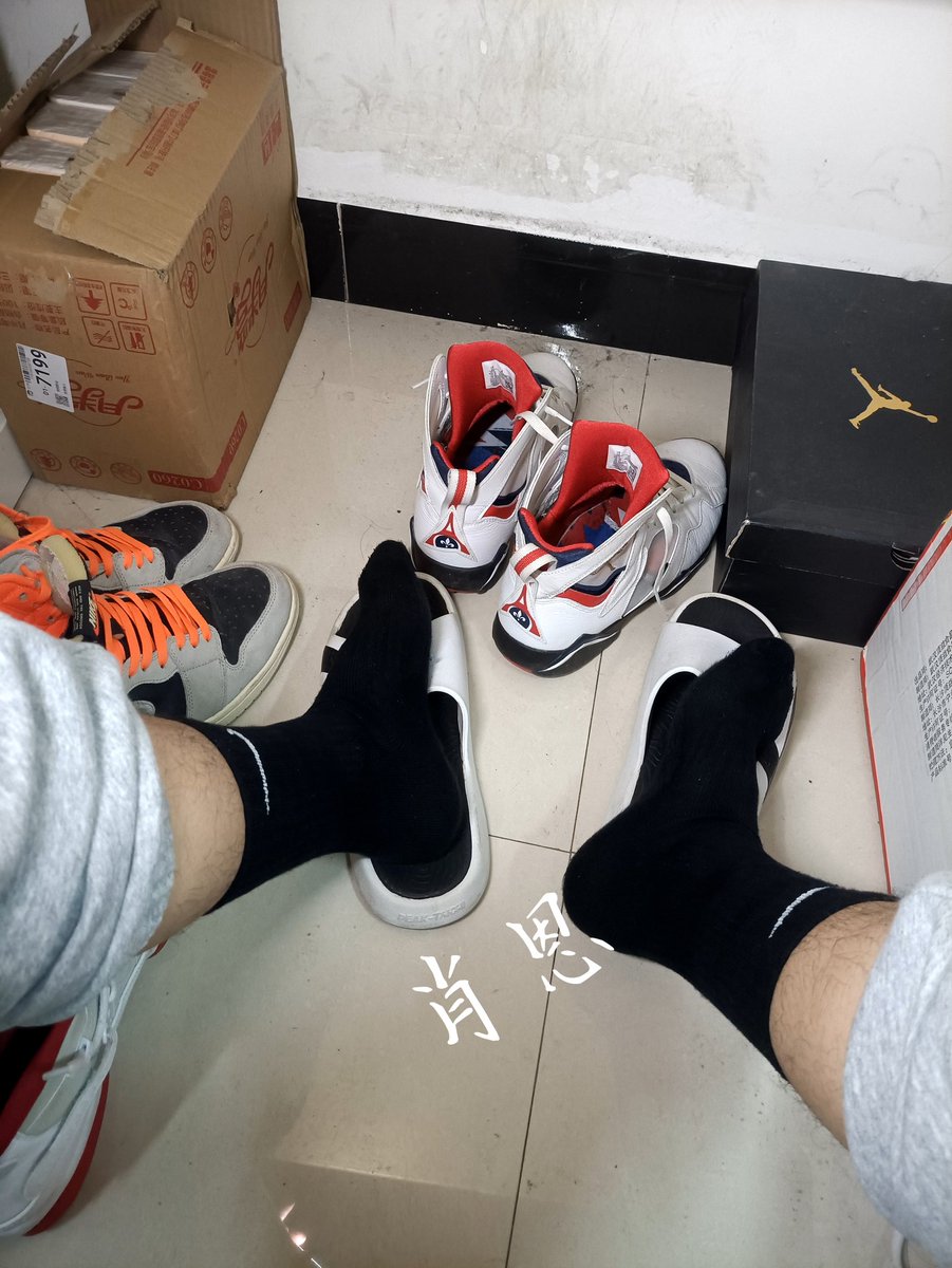 Shawnkai6's tweet photo. 喜欢白色还是黑色？#s #白袜男孩  #黑袜 https://t.co/C6wkjFhcFL