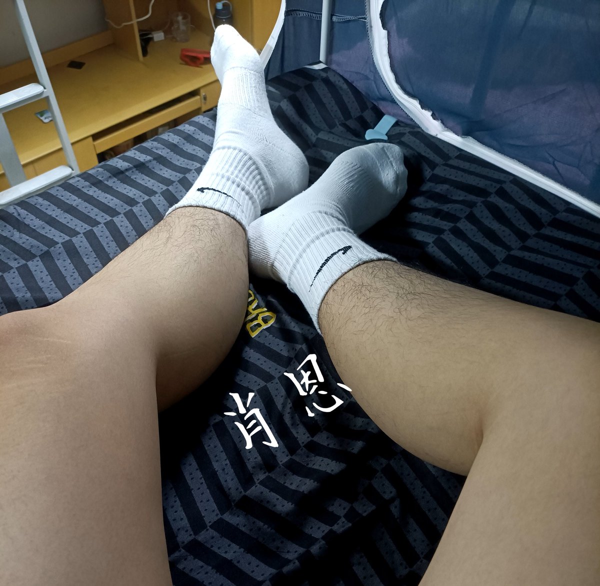 Shawnkai6's tweet photo. 喜欢白色还是黑色？#s #白袜男孩  #黑袜 https://t.co/C6wkjFhcFL