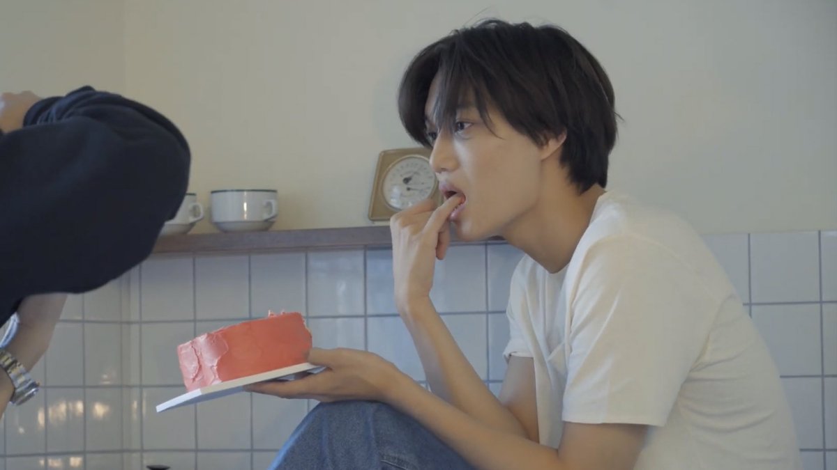 oshcuddles's tweet photo. maknaes and their photoshoot with cakes 🍰

SEHUN                            JONGIN https://t.co/jCzqbBuuJB