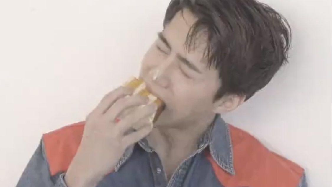 oshcuddles's tweet photo. maknaes and their photoshoot with cakes 🍰

SEHUN                            JONGIN https://t.co/jCzqbBuuJB