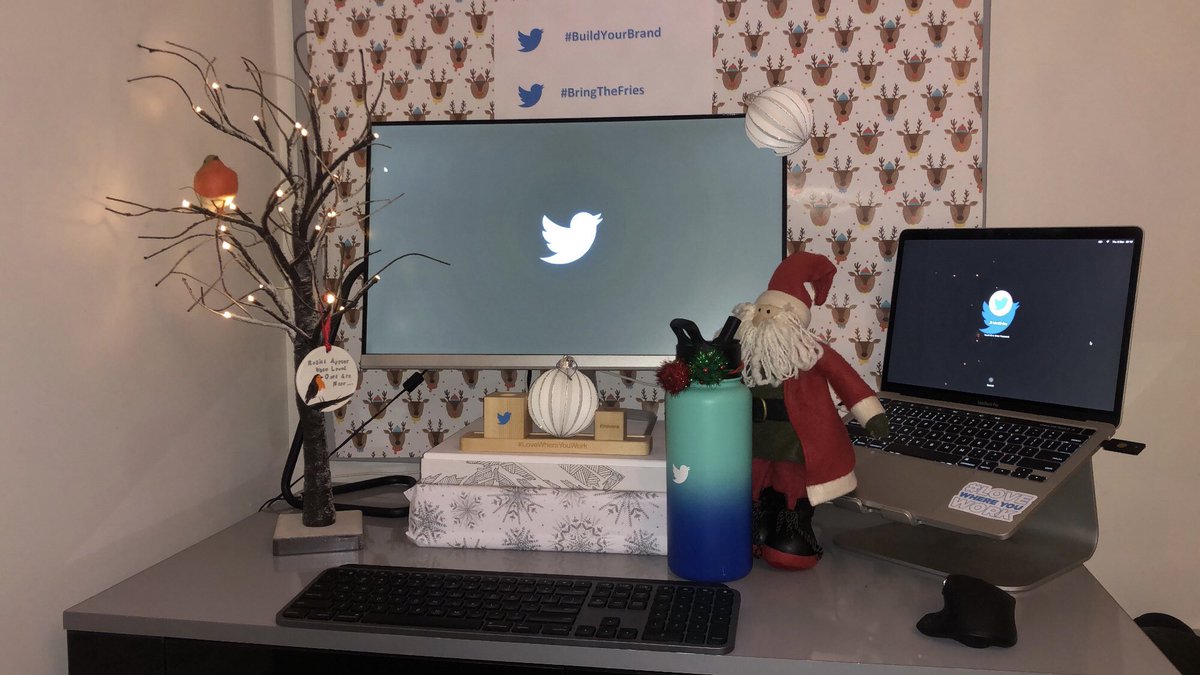 jil_mc's tweet photo. Santa starting early for Twitter Tea Time π
π»π #DeckYourDesk https://t.co/9NB8cDum9C