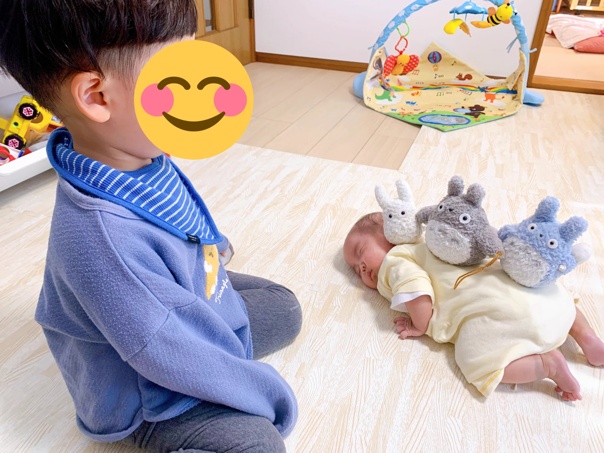 【赤ちゃんとお兄ちゃんのほっこり画像】お兄ちゃんの優しさがかわいい