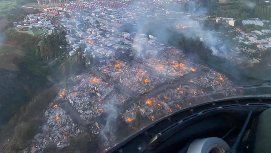 #Castro Resumen:
140 casas consumidas.
3,8 ha. consumidas.
400 personas damnificadas.
500 personas evacuadas.
4 personas lesionadas.
45 compañías de Bomberos.
Alerta Roja para #Castro.
Alerta Amarilla para la provincia de #Chiloé.
<a href="/RedGeoChile/">Red Geocientífica de Chile</a>