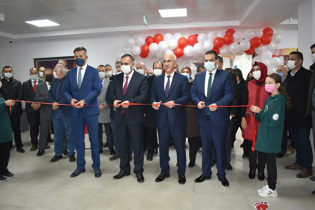 BurdurilMEM's tweet photo. Milli Eğitim Bakanlığımızın 'Kütüphanesiz Okul Kalmayacak'  projesi kapsamında yapımı tamamlanan Recep Tayyip Erdoğan Anadolu İmam Hatip Lisesi kütüphanesinin açılışı  Öğretmen Yetiştirme ve Geliştirme Genel Müdürümüz Sayın Cevdet Vural'ın katılımları ile gerçekleştirildi. https://t.co/VncMNw6VDo