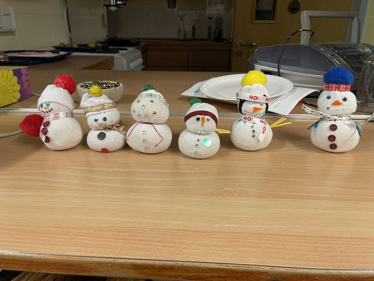 Let’s take a look at our photos taken from our Young parents group on Tuesday morning with @AFCL_Doncaster  making their own Christmas decorations 

#Doncaster #doncasterisgreat #doncasterfamilyhubs #Christmas2021