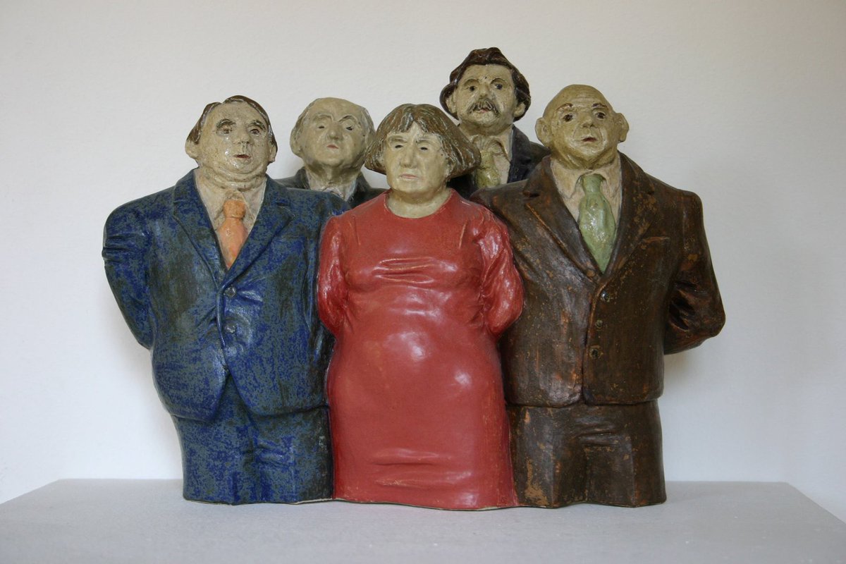 Tonamilazzo's tweet photo. Merkel 
Schon vor 13 Jahren erstand meine Plastik „Kuss über den Ozean“. Anlass war damals das Treffen zwischen Busch und Merkel in Amerika. Bei meiner jetzigen Darstellung lies ich Merkels körperliche Ausdehnung schrumpfen doch ihren Schatten vergrößerte ich.
Steinzeug glasiert https://t.co/oGfXmiPxU5