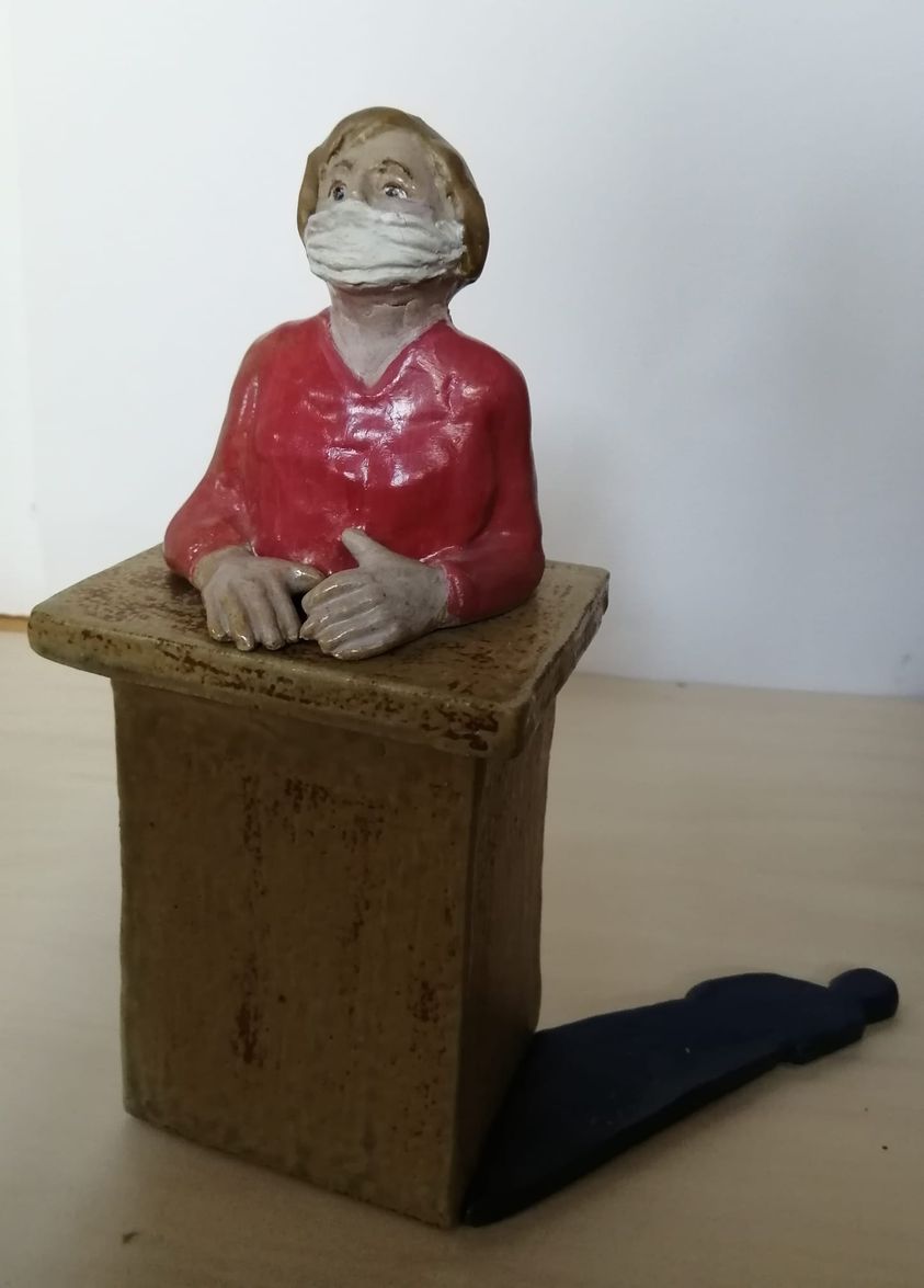 Tonamilazzo's tweet photo. Merkel 
Schon vor 13 Jahren erstand meine Plastik „Kuss über den Ozean“. Anlass war damals das Treffen zwischen Busch und Merkel in Amerika. Bei meiner jetzigen Darstellung lies ich Merkels körperliche Ausdehnung schrumpfen doch ihren Schatten vergrößerte ich.
Steinzeug glasiert https://t.co/oGfXmiPxU5