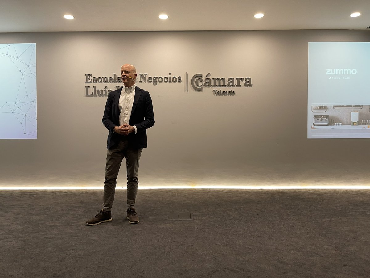 josecdiez's tweet image. “Vengo de zona de naranjos y desarrollamos una tecnología innovadora para exprimidores de zumos” hoy venden en 22 países y son líderes en EEUU. Rafa Olmos @Zummo_official @camara_valencia @FundLua