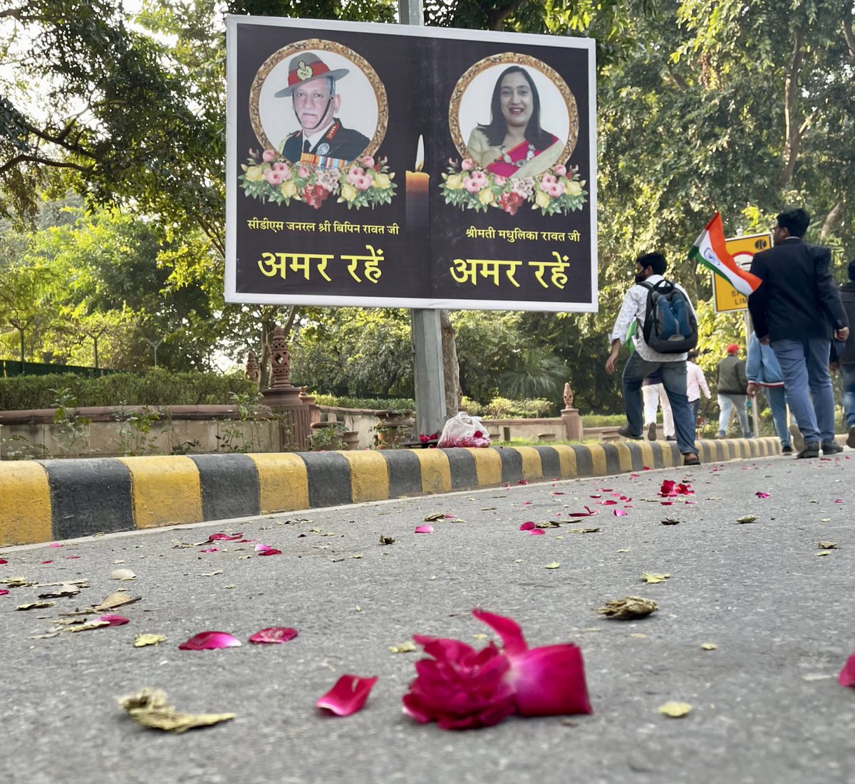 Sheetal83879466's tweet image. मुझे तोड़ लेना बनमाली
उस पथ पर देना तुम फैंक
मातृभूमि पर शीश चढ़ाने
जिस पथ पर जाएं वीर अनेक...🙌🙏

जय हिंद के वीर सपूत 🇮🇳🙏
जय हिंद की सेना 🇮🇳🙏